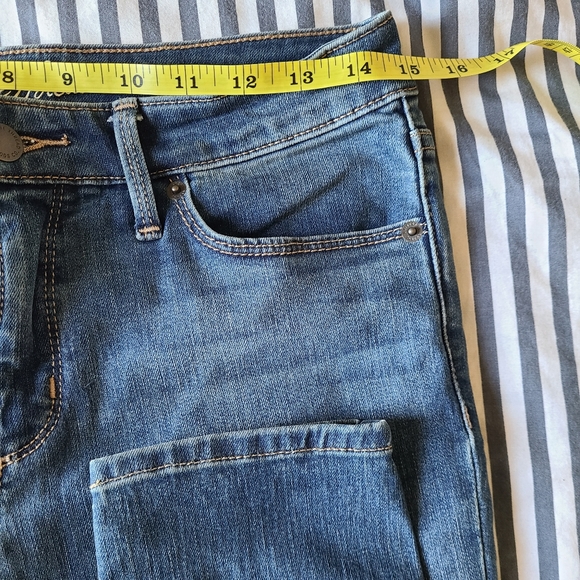 Universal Thread mid-rise skinnies - Picture 3 of 4